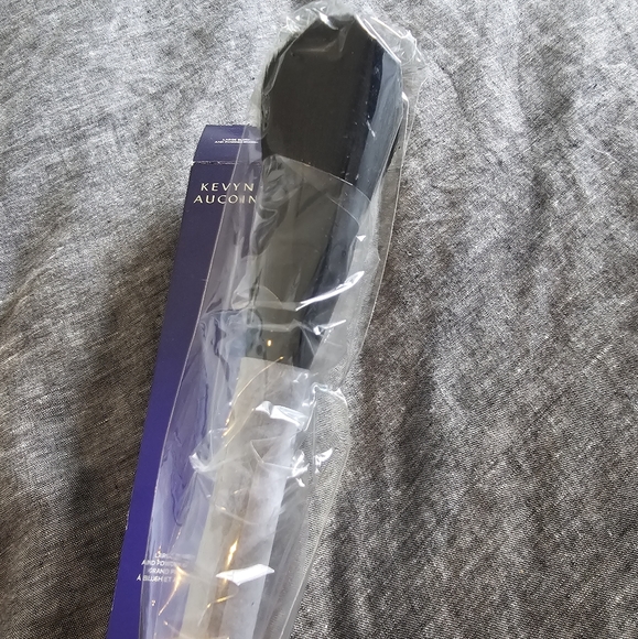 Kevyn Aucoin Large Blush and Powder Brush - Picture 2 of 4